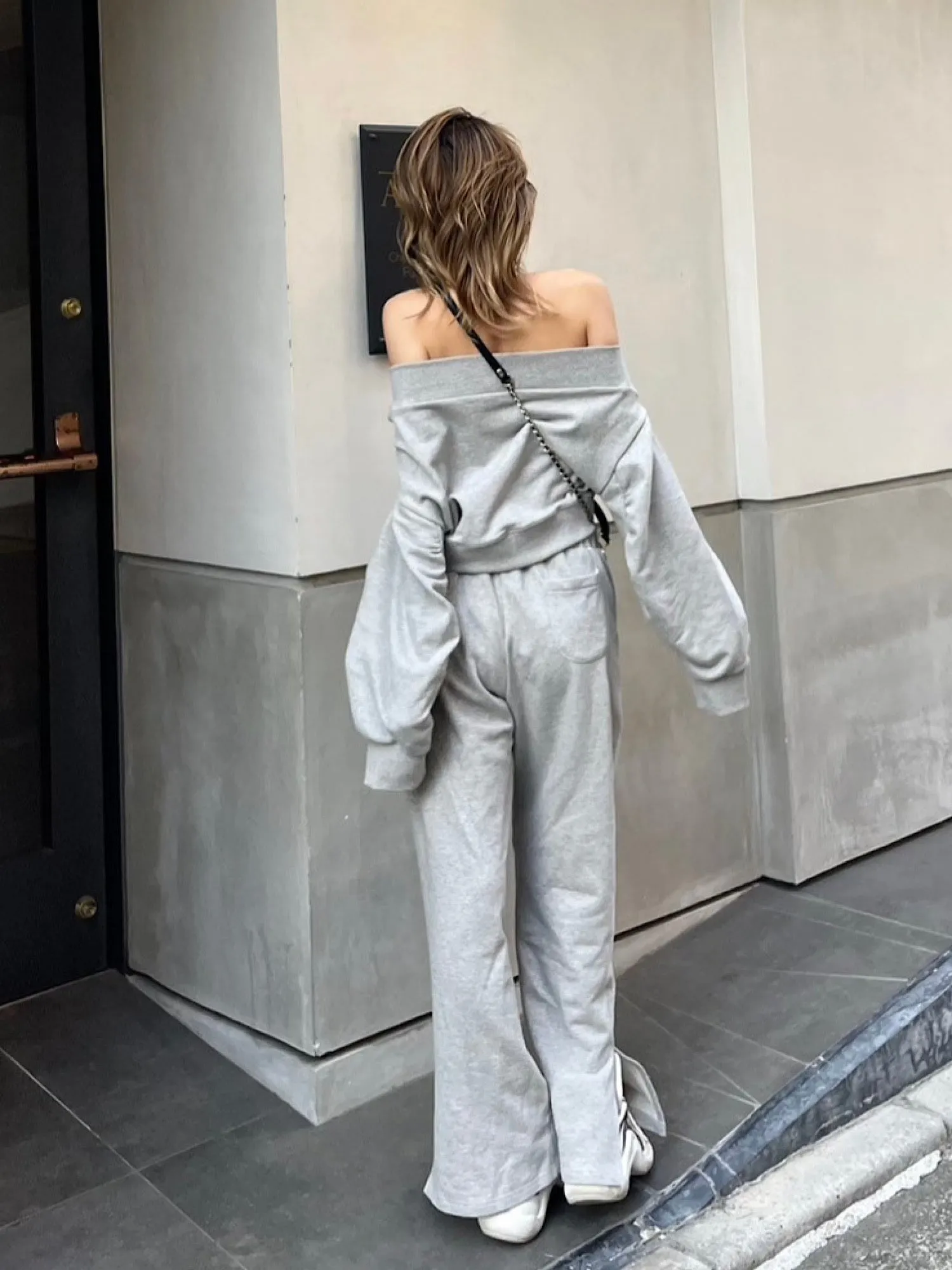 Logo off-shoulder sweat tops