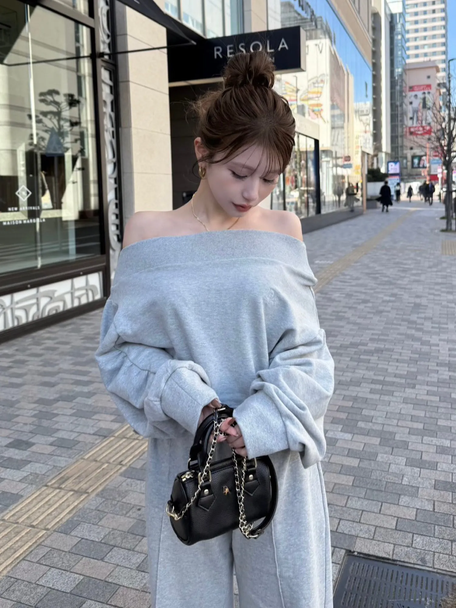 Logo off-shoulder sweat tops