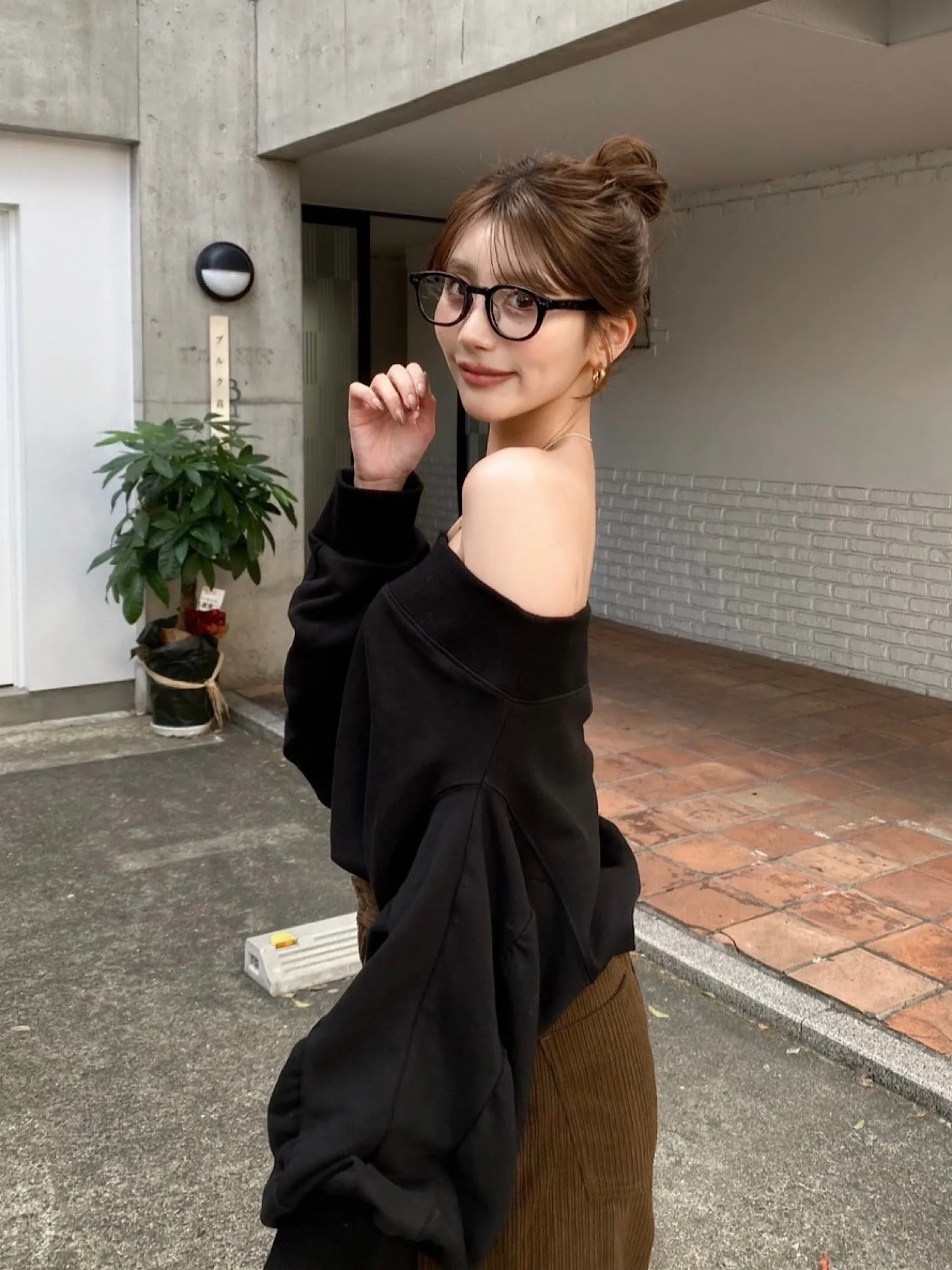 Logo off-shoulder sweat tops