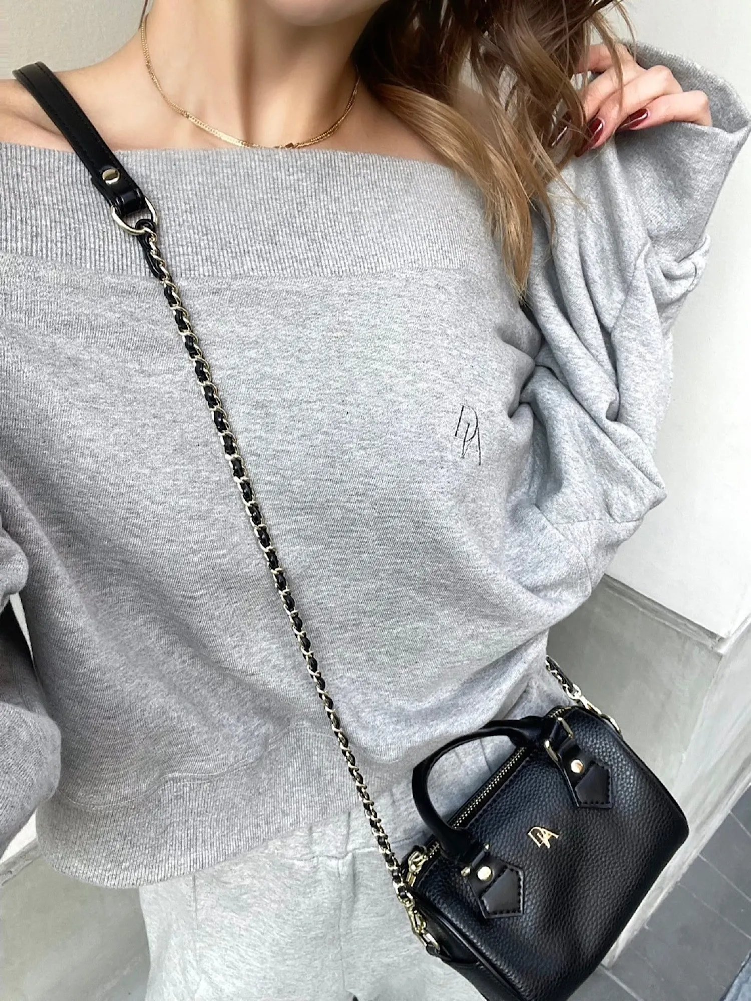 Logo off-shoulder sweat tops