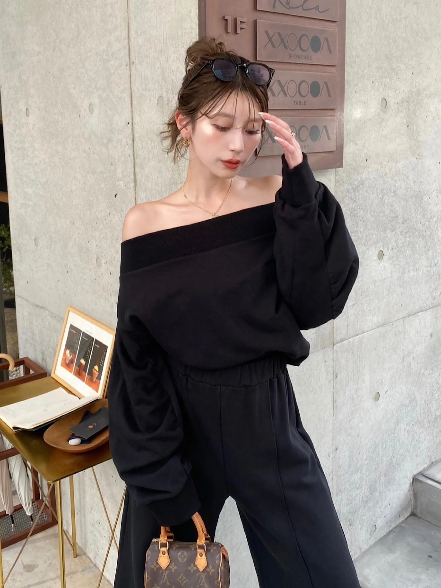Logo off-shoulder sweat tops