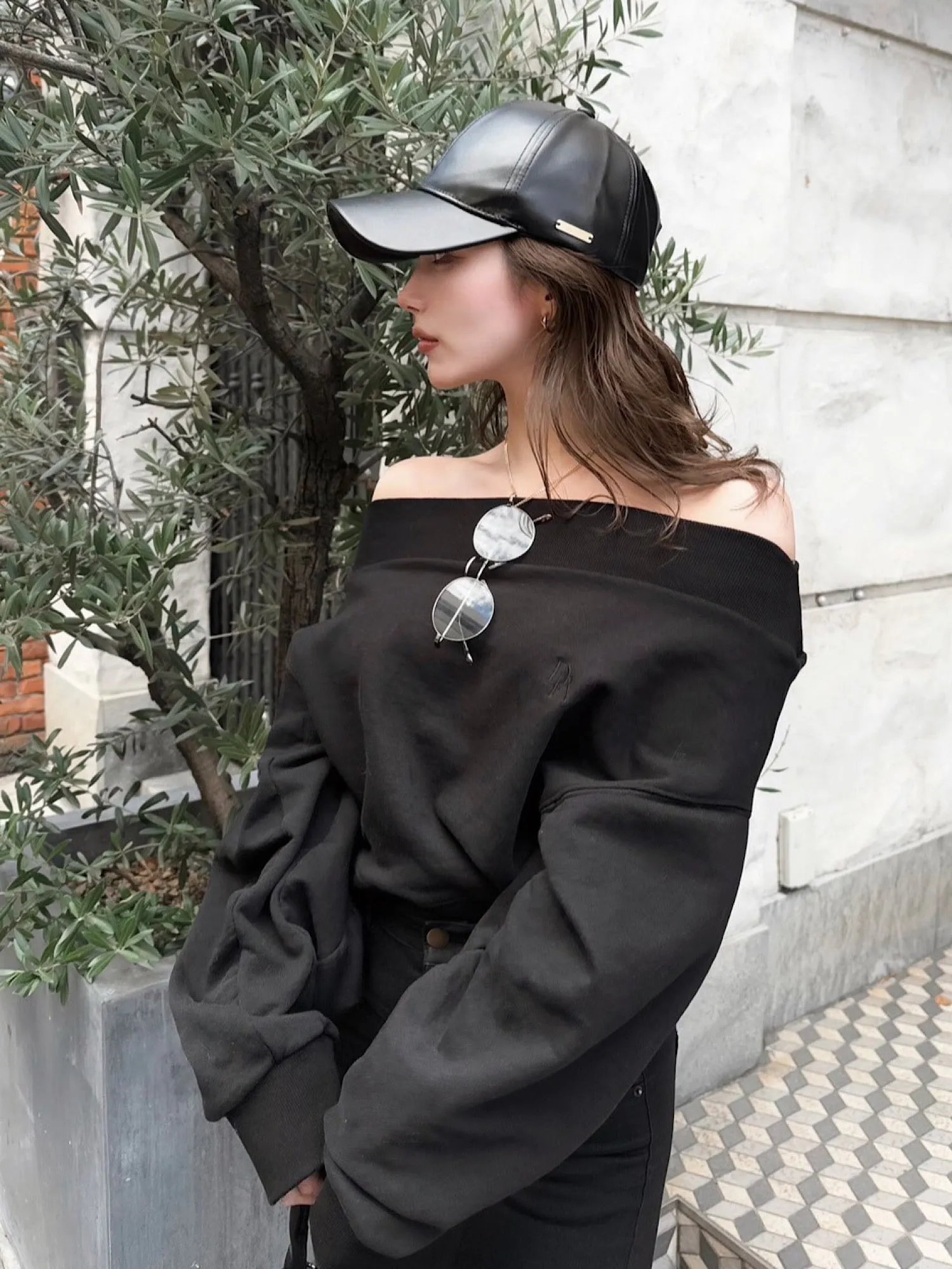 Logo off-shoulder sweat tops