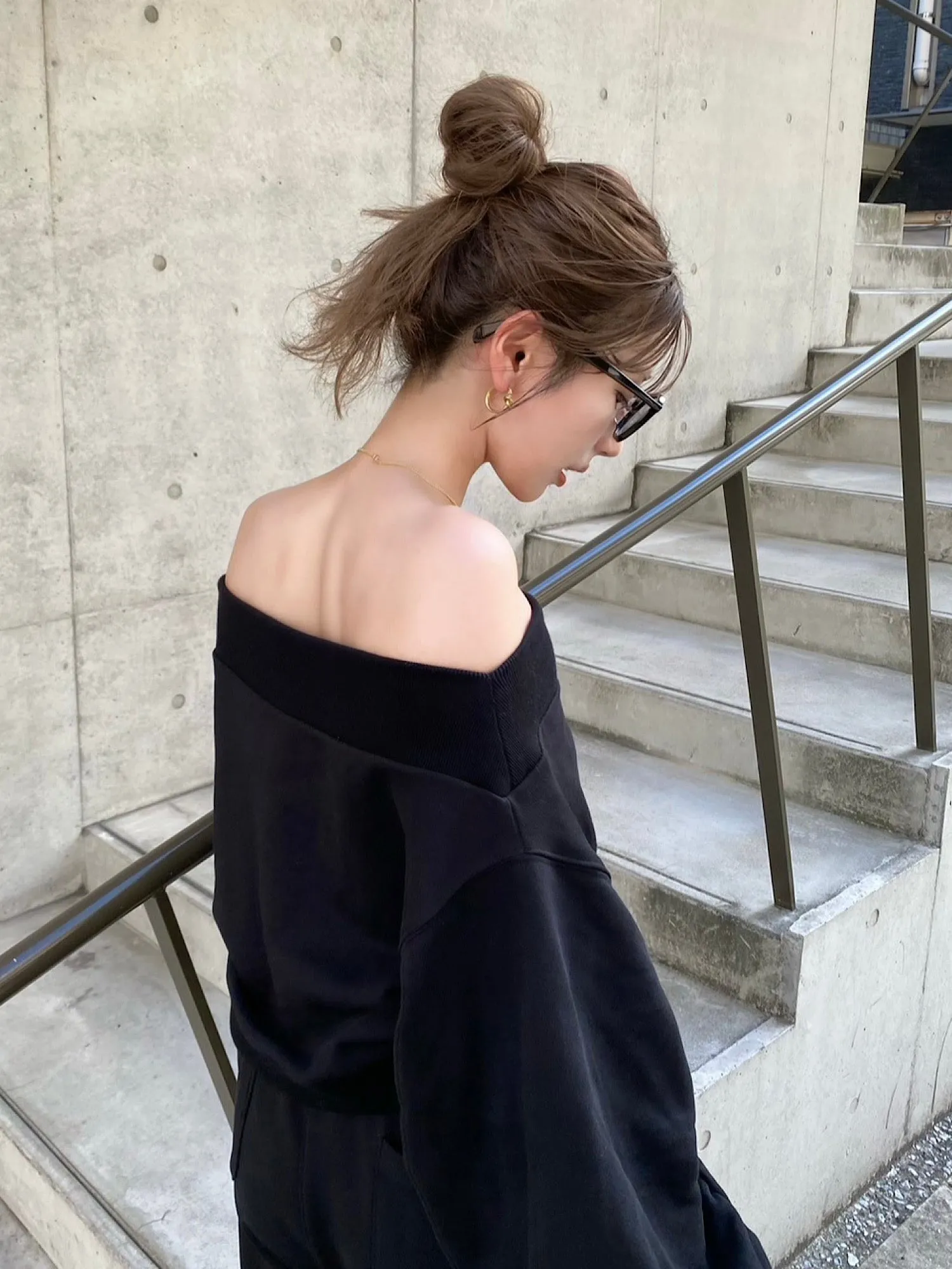 Logo off-shoulder sweat tops