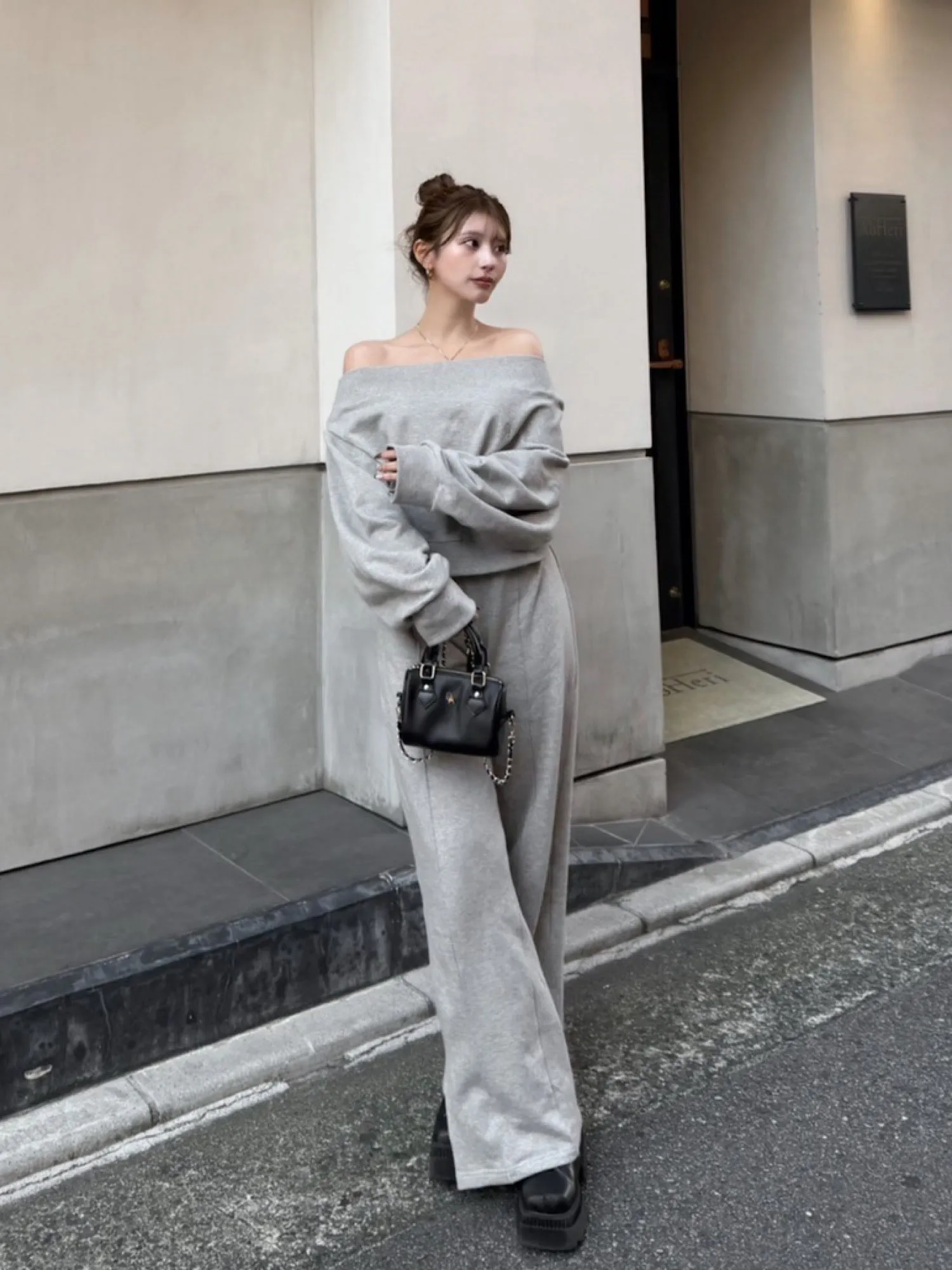 Logo off-shoulder sweat tops